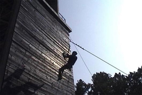 https://gajitz.com/wp-content/uploads/2009/10/batman-tool-belt-grappling-hook-rope-ascender.jpg