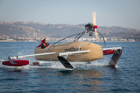 retro-look hydrofoil speedboat: crazy fast, crazy sexy