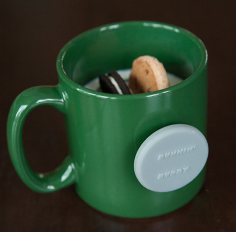 magnetic hands free cookie dunking device